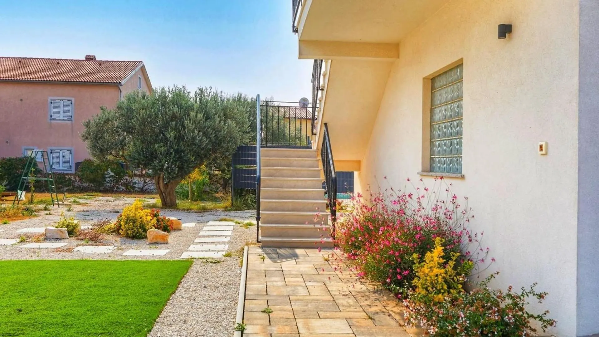 Villa Sunshine - Private Heated Pool & Sport Fields Galizana Croatia